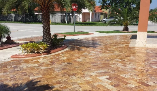 Adoquines de ladrillo y piedra